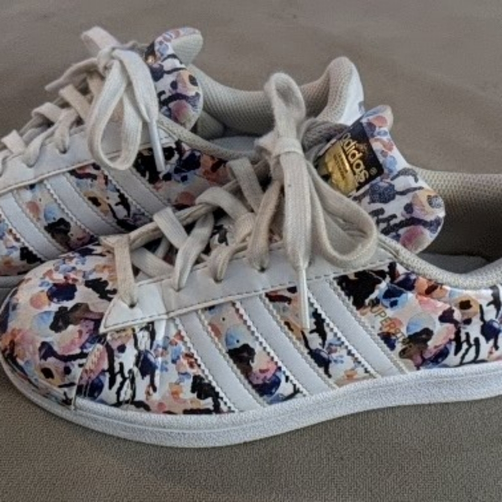 Adidas Superstar Floral sz 4